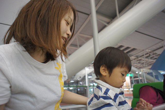 アフリカ行きの空港での2人