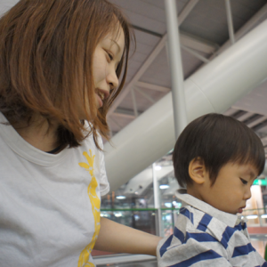 アフリカ行きの空港での2人